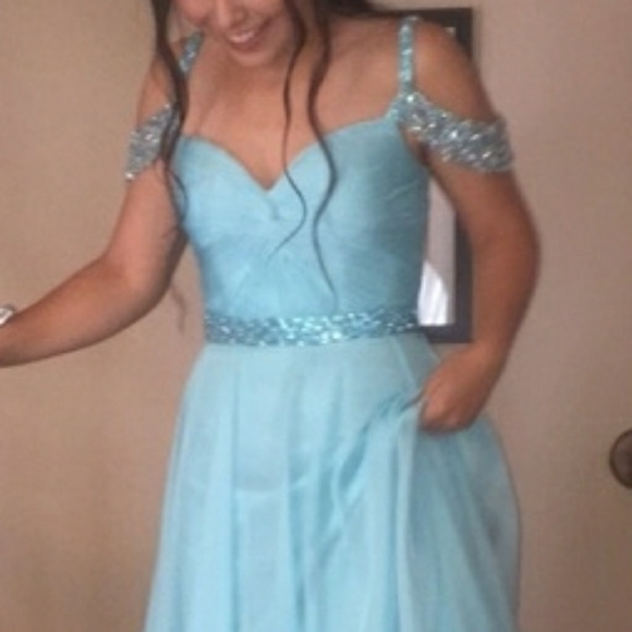 Gorgeous gown for that special occasion - Picture 3 of 3